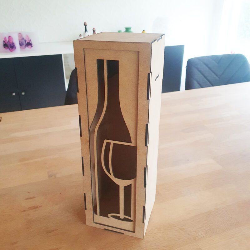 Eksklusiv vinkasse i træ - Flasker med glas
