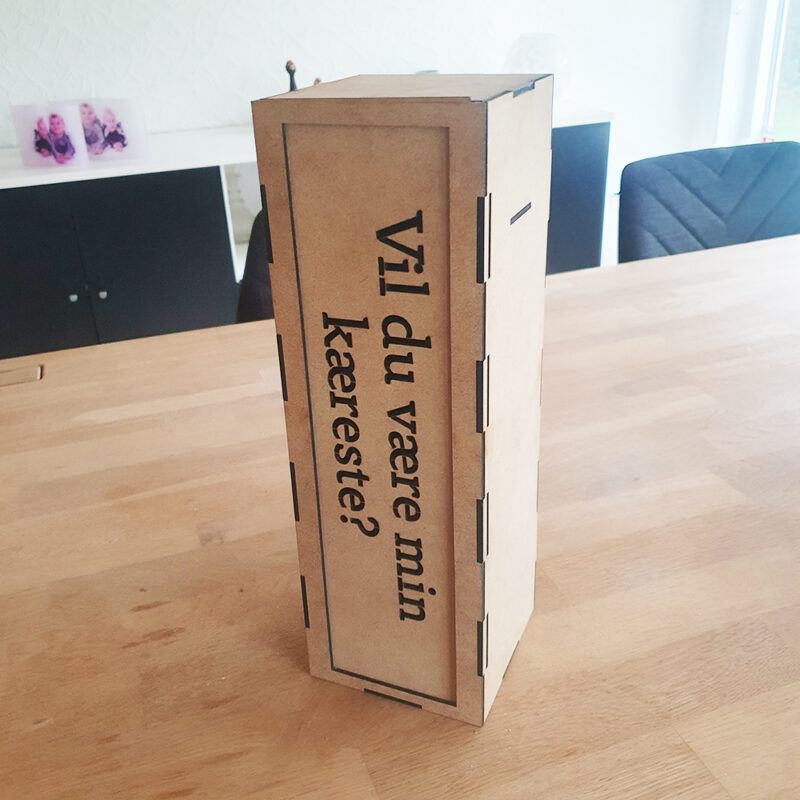 Eksklusiv vinkasse i træ - Vil du være min kæreste?