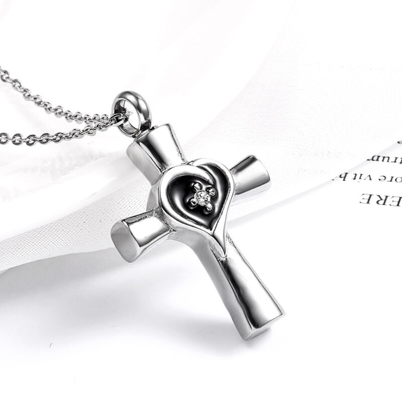 Aske-, Urne- & Mindesmykke - Titanium kors med emanel hjerte og zirkonia sten