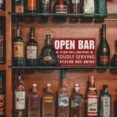 Vintage Retro Style Metalskilt: Open bar - to good times - to good friends - proudly serving whatever you bring (30 x 20 cm) - Billede 3