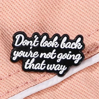 Pins og brocher: Don't look back - you're not going that way - Billede 5