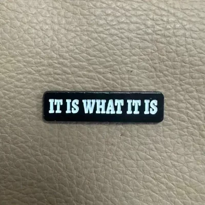 Pins og brocher: It is what it is - Billede 3