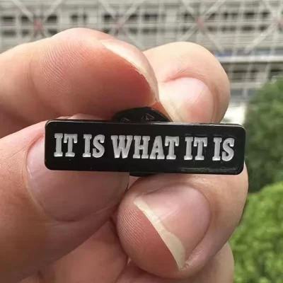 Pins og brocher: It is what it is - Billede 5