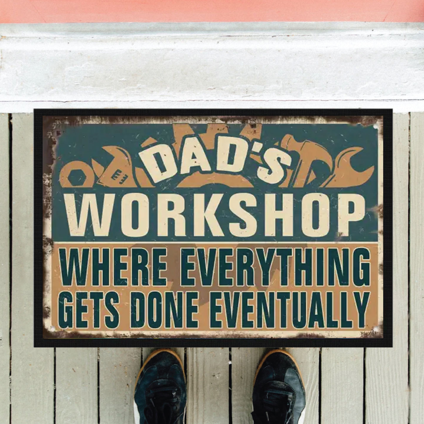 Velkomst dørmåtte: "Dad's workshop - where everything gets done eventually"